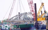 Đang trục vớt nhịp 3 phần cầu Ghềnh bị sập ảnh 14