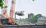 Đang trục vớt nhịp 3 phần cầu Ghềnh bị sập ảnh 8