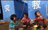 Những đứa trẻ trong động đất ở Vân Nam ảnh 11