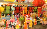 Người Sài Gòn rộn rã đón trung thu sớm ảnh 2