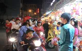 Người Sài Gòn rộn rã đón trung thu sớm ảnh 6