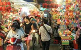 Người Sài Gòn rộn rã đón trung thu sớm ảnh 7