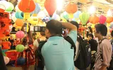 Người Sài Gòn rộn rã đón trung thu sớm ảnh 8
