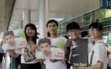 Fan vây kín hai diễn viên phim 'Cô dâu 8 tuổi' ở sân bay ảnh 8