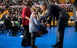 Những khoảnh khắc 'đáng yêu' của Tổng thống Obama và trẻ em ảnh 11