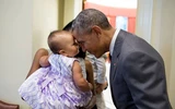 Những khoảnh khắc 'đáng yêu' của Tổng thống Obama và trẻ em ảnh 1