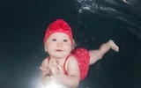 Những khoảnh khắc tập bơi đáng yêu và hài hước của bé ảnh 6