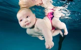 Những khoảnh khắc tập bơi đáng yêu và hài hước của bé ảnh 16