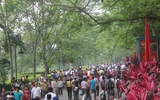 Biển người chen chân dâng hương tại Đền Hùng ảnh 4