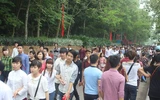 Biển người chen chân dâng hương tại Đền Hùng ảnh 3