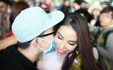 Phạm Hương xúc động ôm mẹ khóc trong ngày về nước ảnh 6