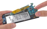 iFixit: S6 Edge khó sửa ngang One M9 ảnh 2