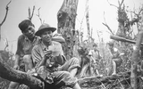 “Bộ đội tranh thủ nghỉ đọc thư” chụp tại dãy Trường Sơn năm 1972