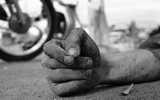 Đôi bàn tay chết chóc, tang thương.