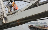 Đang trục vớt nhịp 3 phần cầu Ghềnh bị sập ảnh 5