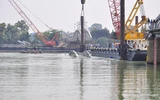 Đang trục vớt nhịp 3 phần cầu Ghềnh bị sập ảnh 9
