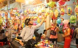 Người Sài Gòn rộn rã đón trung thu sớm ảnh 14