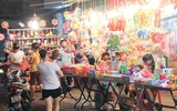 Người Sài Gòn rộn rã đón trung thu sớm ảnh 4