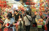 Người Sài Gòn rộn rã đón trung thu sớm ảnh 7