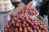 Hoa tươi, bánh ú, trái cây 3 miền đắt hàng ngày Tết Đoan Ngọ Hoa tươi, bánh ú, trái cây 3 miền đắt hàng ngày Tết Đoan Ngọ