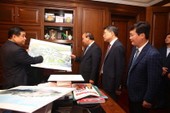 Thủ tướng: Tặng hoa cho bé vừa chào đời, làm được không? Thủ tướng: Tặng hoa cho bé vừa chào đời, làm được không?