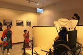 Khách Trung Quốc ngồi lên xe lôi ở bảo tàng, dân mạng bức xúc Khách Trung Quốc ngồi lên xe lôi ở bảo tàng, dân mạng bức xúc