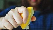 Điều đáng sợ có thể xảy ra nếu bạn uống quá nhiều nước chanh