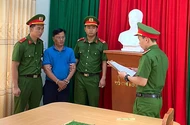 Cơ quan CSĐT tống đạt lệnh bắt tạm giam đối với bị can Lê Văn Thành.