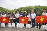 Cảnh sát biển đồng hành với ngư dân Cần Giờ