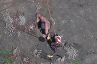 VIDEO: Hồi hộp cảnh cứu người leo núi bị kẹt trên vách đá 
