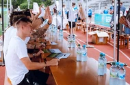 Các tuyển thủ Đức ký mỏi tay khi giao lưu với fan trong mùa dịch