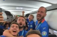 Vô địch Euro, cầu thủ Ý mở hội trên chuyên cơ từ London về Rome