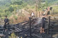 Hai ngôi nhà của người dân xã Trà Cang bị cháy rụi. Ảnh: CTV