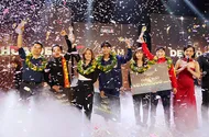 Các thành viên nhận giải Fair Play trong đêm gala khép lại hành trình 10 năm Fair Play. Ảnh: HOÀNG GIANG