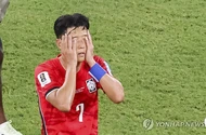 Hàn Quốc bị loại, HLV Hong Myong-bo chịu áp lực lớn