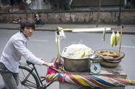 Những người đi qua phố
