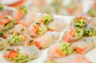Em gói mùa xuân trên ngón tay