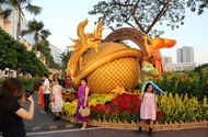 'Rồng thần – Chim tiên' ôm trứng gây ấn tượng ở đường hoa Phú Mỹ Hưng