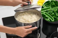 Đừng xem thường cơm nguội: Những sai lầm khi hâm nóng có thể gây hại sức khỏe