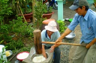 Quết bánh phồng ăn tết