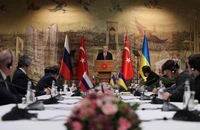 Tổng thống Thổ Nhĩ Kỳ Recep Tayyip Erdogan (giữa) chào mừng hai phái đoàn đàm phán Nga và Ukraine tại Văn phòng tổng thống Thổ Nhĩ Kỳ ở Istanbul ngày 29-3. Ảnh: TASS