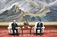 Ông Hạ Lập Ngôn (trái) trong cuộc gặp với ông Vương Hỗ Ninh. Ảnh: Yin Bogu/XINHUA