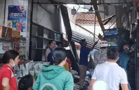 Căn nhà bỗng nhiên bị đổ sập, một người bị thương nặng