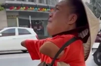 1 phụ nữ khuyết tật bị lừa tráo hơn 800 tờ vé số