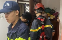 Cảnh sát đu dây từ tầng 18, giải cứu bé gái 2 tuổi mắc kẹt trong chung cư