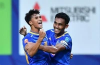 Con trai huyền thoại Singapore thần tượng Dangda
