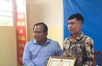 Chủ tịch Cà Mau tặng bằng khen cho tài xế trả lại 4.000 USD