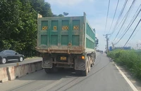 Xe ben 50H-100.20 có thùng cao bất thường trên đường vào một công trình ở đường vành đai 2. Ảnh: T.SANG