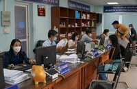 Người dân đến làm thủ tục hành chính tại UBND phường Hiệp Bình Chánh, TP Thủ Đức, TP.HCM. Ảnh: BẢO PHƯƠNG