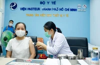 Ngày 15-4, Bộ Y tế bắt đầu thực hiện ký tập trung để cấp hộ chiếu vaccine COVID-19 cho người dân trên toàn quốc.